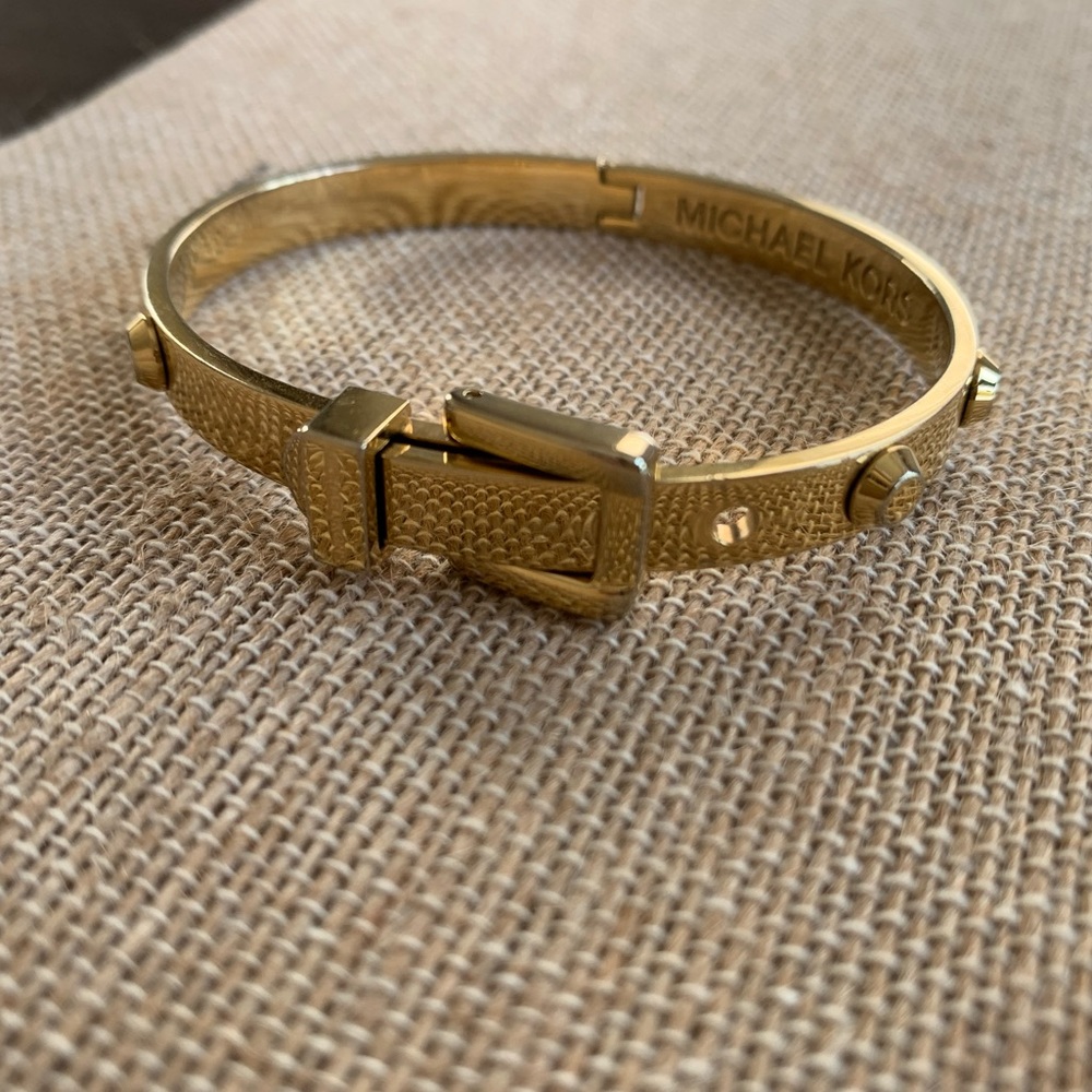 MICHAEL KORS NWOT HINGED BUCKLE BRACELET GOLD
